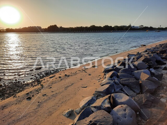 كورنيش جدة وقت غروب الشمس ، شاطيء البحر الأحمر في مدينة جدة بالمملكة العربية السعودية ، واجهة جدة البحرية ، بحر جدة