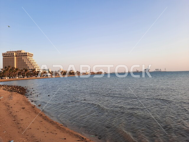 كورنيش جدة ، شاطيء البحر الأحمر في مدينة جدة بالمملكة العربية السعودية ، واجهة جدة البحرية ، بحر جدة ، فندق الشيراتون المطل على البحر الأحمر