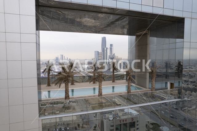صورة مقربة لبرج النخيل في الرياض بالمملكة العربية السعودية، الابراج وناطحات السحاب، الفن الهندسي المعماري، اشجار النخيل، معالم الرياض المشهورة