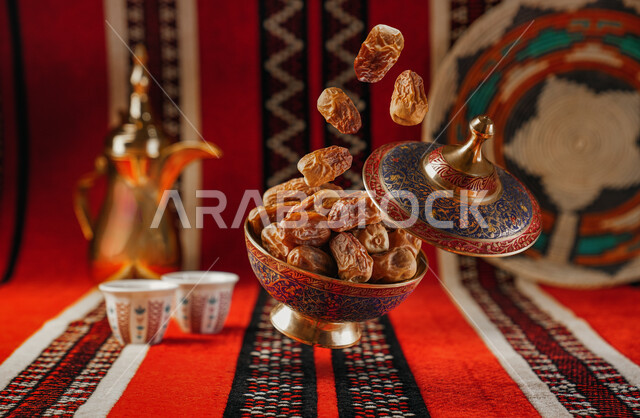 دلة قهوة عربية مع فنجانين قهوة، طبق التمر، تقديم القهوة الساخنة، الضيافة السعودية، القهوة العربية، حسن الضيافه والإستقبال، رمضان، أعياد ومناسبات