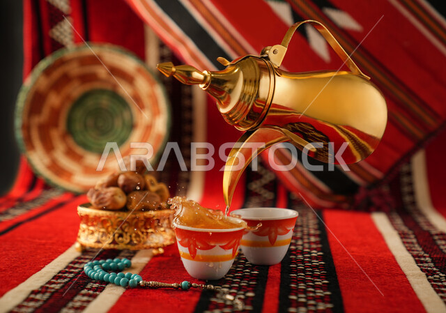 دلة قهوة عربية مع فنجانين قهوة، طبق التمر، تقديم القهوة الساخنة، الضيافة السعودية، القهوة العربية، حسن الضيافه والإستقبال، رمضان، أعياد ومناسبات