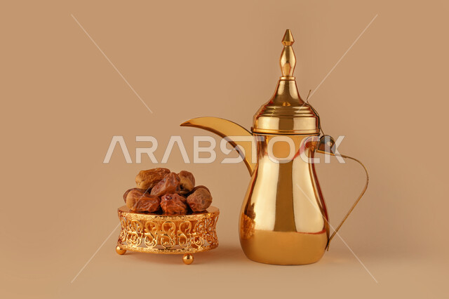 دلة قهوة عربية مع فنجانين قهوة، طبق التمر، تقديم القهوة الساخنة، الضيافة السعودية، القهوة العربية، حسن الضيافه والإستقبال، رمضان، أعياد ومناسبات