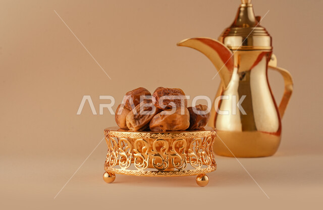 دلة قهوة عربية مع فنجانين قهوة، طبق التمر، تقديم القهوة الساخنة، الضيافة السعودية، القهوة العربية، حسن الضيافه والإستقبال، رمضان، أعياد ومناسبات