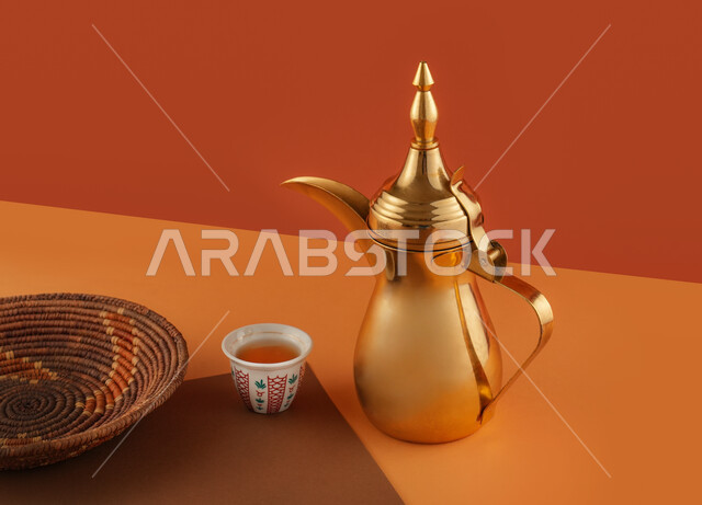 دلة قهوة عربية مع فنجانين قهوة، تقديم القهوة الساخنة، الضيافة السعودية، القهوة العربية، حسن الضيافه والإستقبال، أعياد ومناسبات