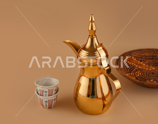 دلة قهوة عربية مع فنجانين قهوة، تقديم القهوة الساخنة، الضيافة السعودية، القهوة العربية، حسن الضيافه والإستقبال، أعياد ومناسبات