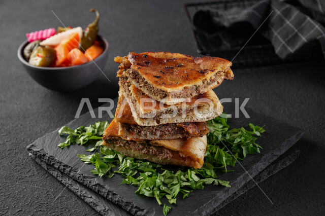 فطيرة الحواوشي المصريه، الخبز المحشو باللحم، فطائر ومعجنات، أكلات عربية، أطباق شعبية، وصفات وأطباق طعام لذيذة، مطاعم للمأكولات العربية الشرقية، أكلات عربية شعبية