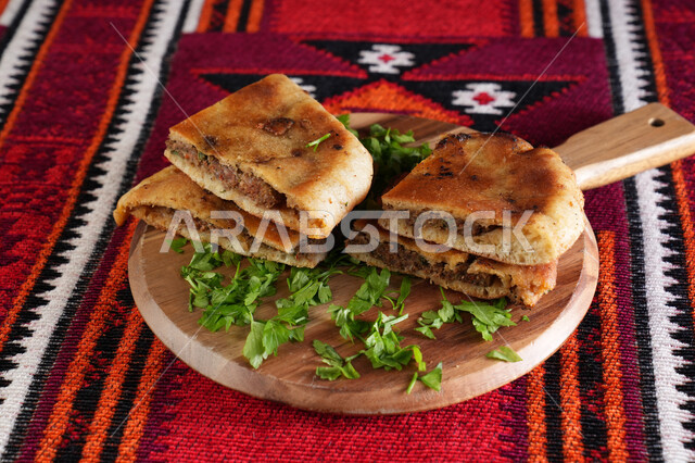 فطيرة الحواوشي المصريه، الخبز المحشو باللحم، فطائر ومعجنات، أكلات عربية، أطباق شعبية، وصفات وأطباق طعام لذيذة، مطاعم للمأكولات العربية الشرقية، أكلات عربية شعبية