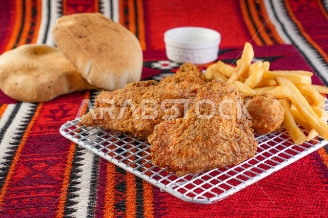 قطع الدجاج المقلي المقرمش، دجاج بروستد، وجبات سريعة، وصفات واطباق طعام لذيذة، مطاعم عربية