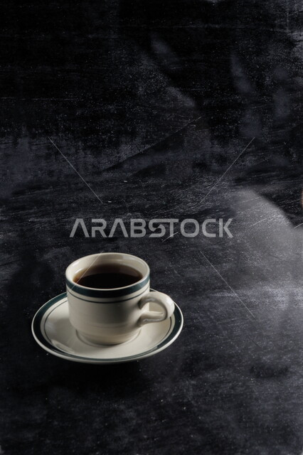 فنجان القهوة الساخنة، مشروب القهوة، قهوة اسبريسو، مشروبات ساخنة، قهوة داكنة، خلفية سوداء 