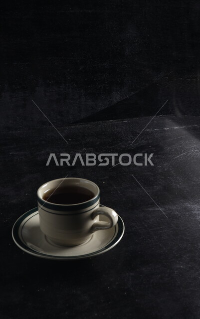 فنجان القهوة الساخنة، مشروب القهوة، قهوة اسبريسو، مشروبات ساخنة، قهوة داكنة، خلفية سوداء 