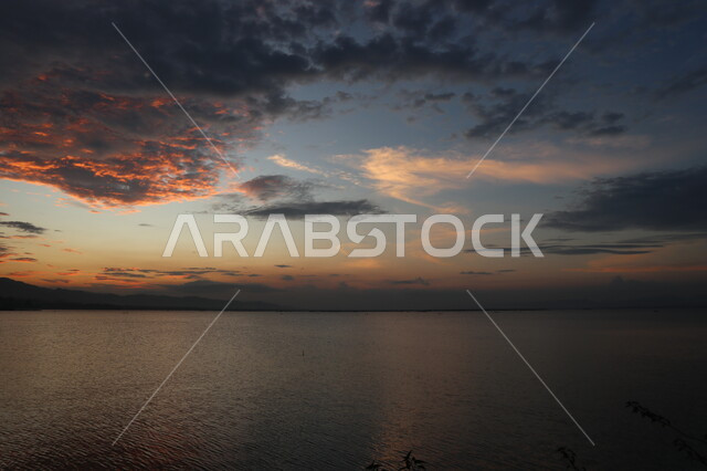 سماء ملبدة بالغيوم، هدوء البحر، مياه البحر، مناظر طبيعية