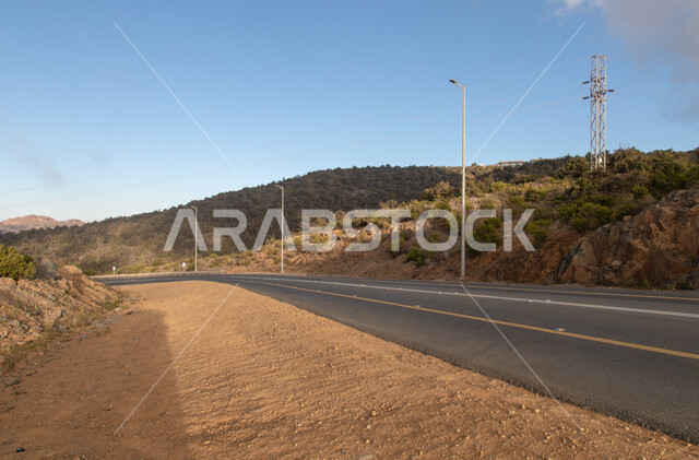 طريق اسفلتي وسط الجبال والمرتفعات، الاشجار والنباتات الخضراء، جبال السودة في عسير بالمملكة العربية السعودية، الجبال والمرتفعات، اماكن سياحية