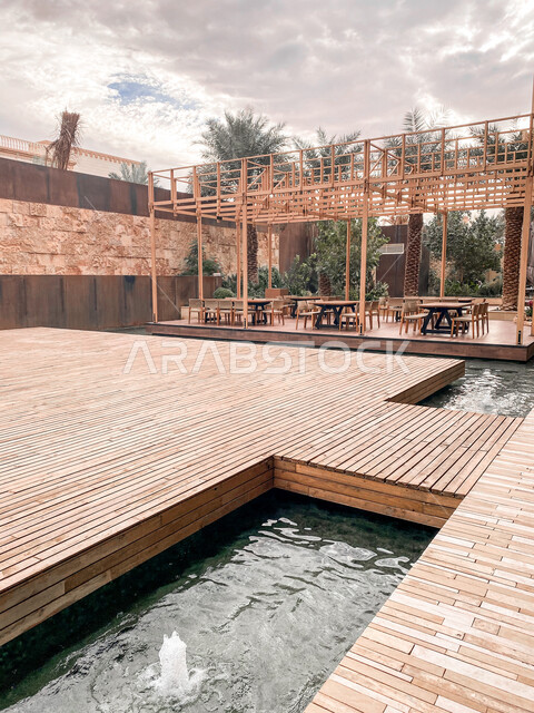 مركز الضيافة في الرياض بالمملكة العربية السعودية، جلسات هادئة، سماء ملبدة بالغيوم، اشجار النخيل الخضراء، معالم الرياض، اماكن سياحية