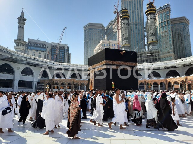 الحرم المكي الشريف في مكة المكرمة بالمملكة العربية السعودية ، أداء مناسك الحج والعمرة ، موسم الحج 2023 ، الحجاج المسلمين يطوفون حول الكعبة المشرفة في مكة المكرمة ، المسجد الحرام