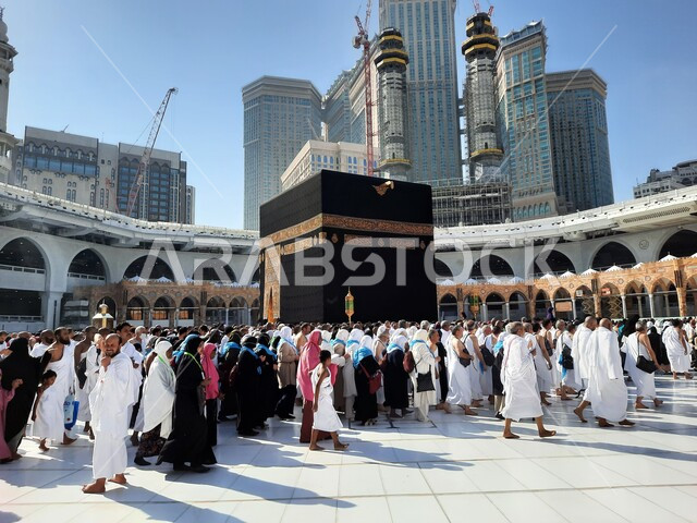 الحرم المكي الشريف في مكة المكرمة بالمملكة العربية السعودية ، أداء مناسك الحج والعمرة ، موسم الحج 2023 ، الحجاج المسلمين يطوفون حول الكعبة المشرفة في مكة المكرمة ، المسجد الحرام
