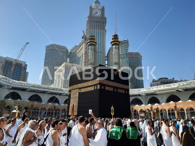 الحرم المكي الشريف في مكة المكرمة بالمملكة العربية السعودية ، أداء مناسك الحج والعمرة ، موسم الحج 2023 ، الحجاج المسلمين يطوفون حول الكعبة المشرفة في مكة المكرمة ، المسجد الحرام