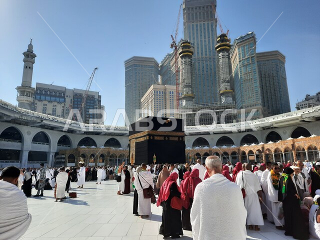 الحرم المكي الشريف في مكة المكرمة بالمملكة العربية السعودية ، أداء مناسك الحج والعمرة ، موسم الحج 2023 ، الحجاج المسلمين حول الكعبة المشرفة في مكة المكرمة ، المسجد الحرام
