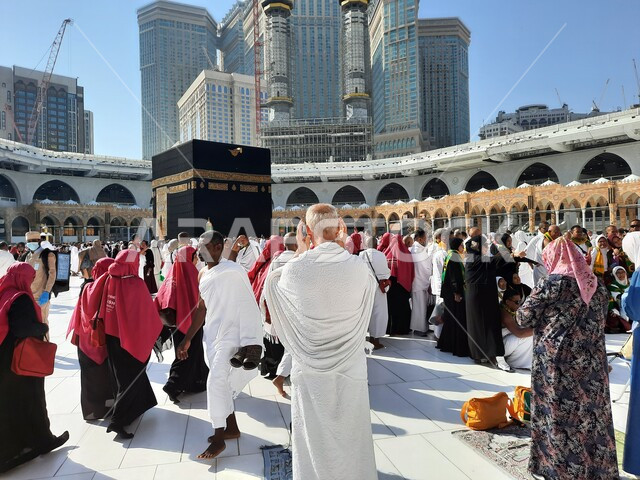 الحرم المكي الشريف في مكة المكرمة بالمملكة العربية السعودية ، أداء مناسك الحج والعمرة ، موسم الحج 2023 ، الحجاج المسلمين حول الكعبة المشرفة في مكة المكرمة ، المسجد الحرام
