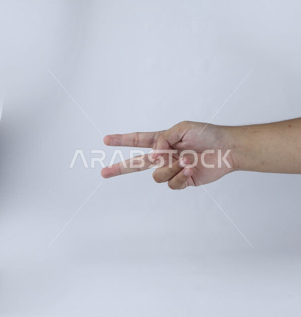 اصبعين لأعلى على خلفية بيضاء ، مفهوم لغة الإشارة ، وسيلة تواصل غير صوتية