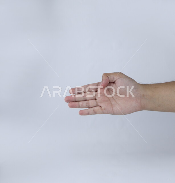 أربع أصابع على خلفية بيضاء ، مفهوم لغة الإشارة ، وسيلة تواصل غير صوتية