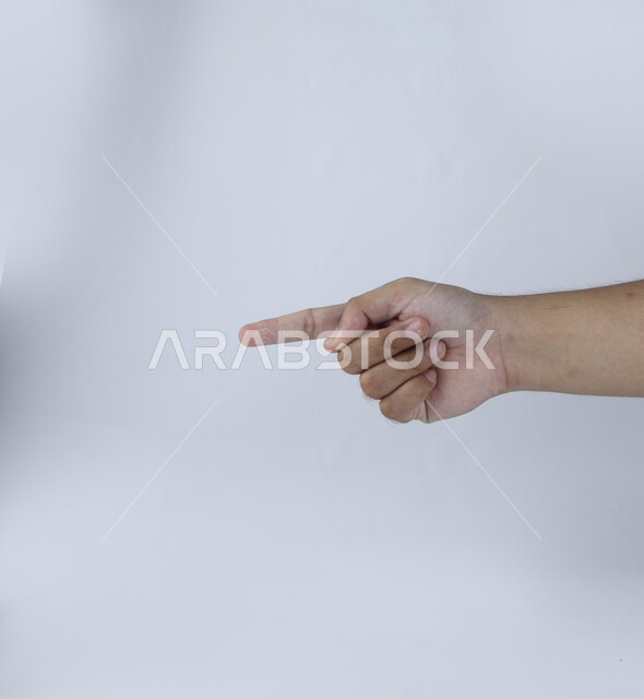 يشير بإصبع السبابة على شيء ما ، مفهوم لغة الإشارة ، وسيلة تواصل غير صوتية ، خلفية بيضاء