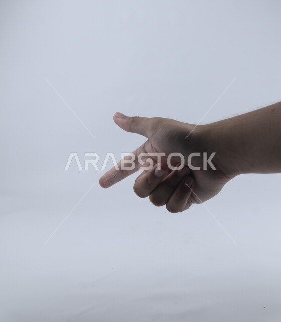يشير بإصبع السبابة بإتجاه شيء ما ، النقر والضغط ، مفهوم لغة الإشارة ، وسيلة تواصل غير صوتية ، خلفية بيضاء