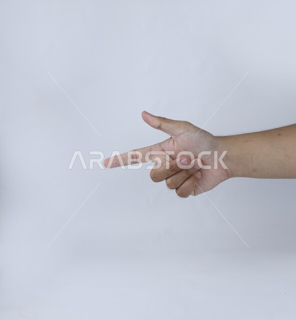 يشير بإصبع السبابة بإتجاه شيء ما ، النقر والضغط ، مفهوم لغة الإشارة ، وسيلة تواصل غير صوتية ، خلفية بيضاء