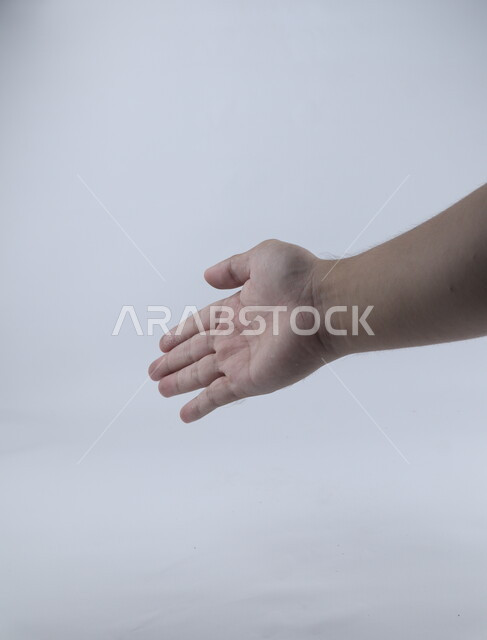 خمس أصابع على خلفية بيضاء ، مفهوم لغة الإشارة ، وسيلة تواصل غير صوتية ، دلالة على السلام والتحية باليد