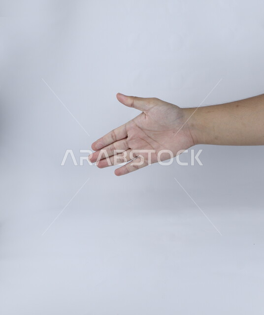 خمس أصابع على خلفية بيضاء ، مفهوم لغة الإشارة ، وسيلة تواصل غير صوتية ، دلالة على السلام والتحية باليد