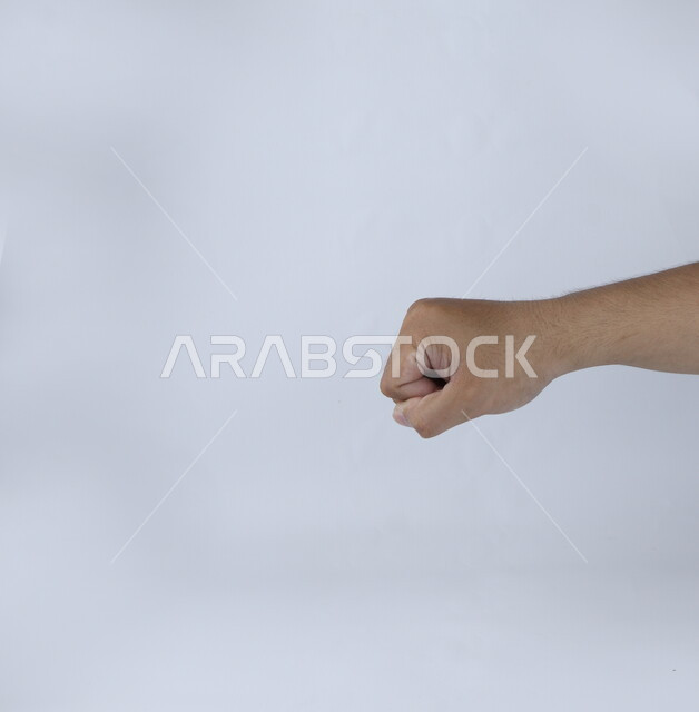 قبضة اليد على خلفية بيضاء ، مفهوم لغة الإشارة ، وسيلة تواصل غير صوتية ، دلالة على الغضب ، لكمة وقتال