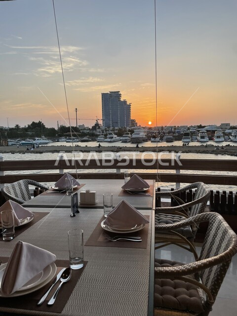 جلسات هادئة مطلة على الميناء البحري وقت غروب الشمس ، مطاعم وكافيهات ، إستراحات