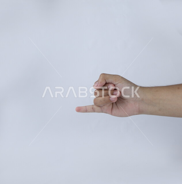 اصبع الخنصر على خلفية بيضاء ، مفهوم لغة الإشارة ، وسيلة تواصل غير صوتية ، دلالة على الإتفاق والتعهد والتسامح