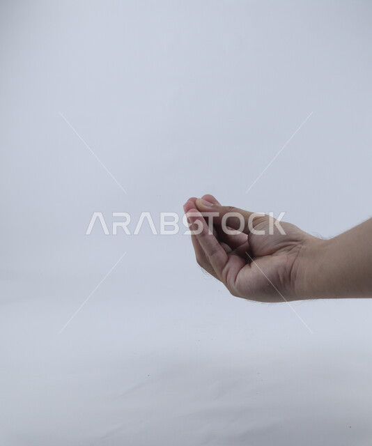 يد على خلفية بيضاء ، مفهوم لغة الإشارة ، وسيلة تواصل غير صوتية ، دلالة على الصبر والهدوء