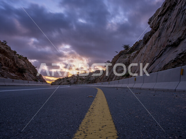 طريق اسفلتي بين جبال في المملكة العربية السعودية ،  طرق وشوارع السعودية ، مناطق جبلية في السعودية