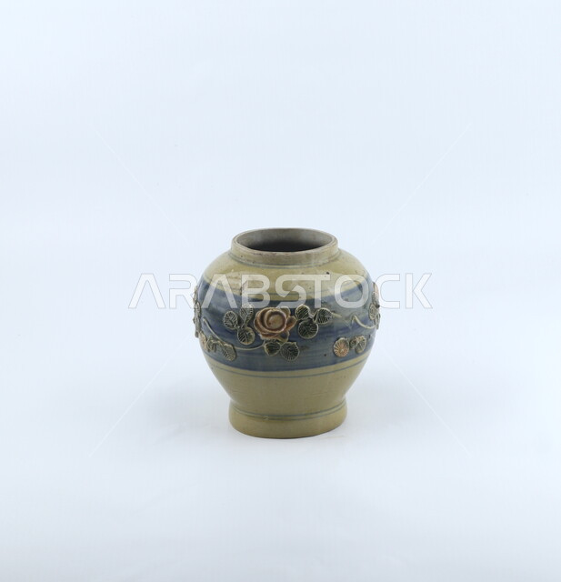 إناء خزفي عتيق مصور على خلفية بيضاء ، أنتيكا وتحف ، وعاء خزفي