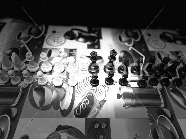 احجار لعبة شطرنج، لعبة التركيز والتحدي، التسلية والترفيه، مفهوم التخطيط، لعبة استراتيجية على رقعة الشطرنج، صورة بالابيض والاسود