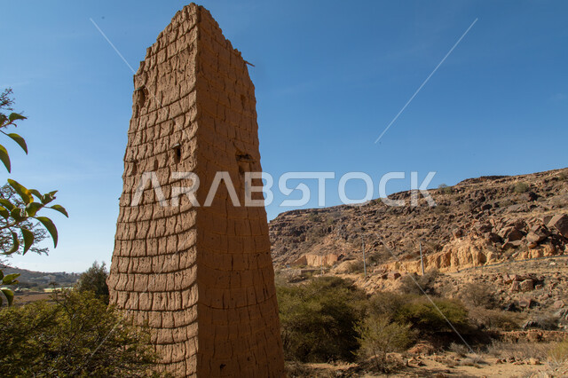 الحصون والقلاع الاثرية في عسير بالمملكة العربية السعودية، الجبال والمرتفعات، الاشجار والنباتات الخضراء، معالم تاريخية واثرية قديمة، القرى والمدن التاريخية، منازل قديمة