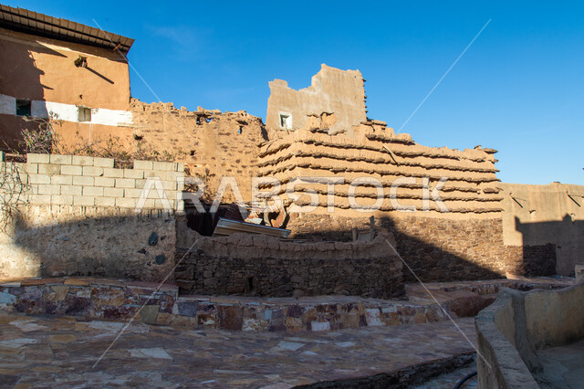 بيوت تراثية طينية قديمة في عسير بالمملكة العربية السعودية، معالم تاريخية واثرية قديمة، القرى والمدن التاريخية، منازل قديمة، فن معماري عربي قديم