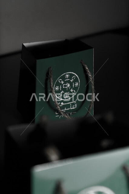 صوره مقربه لأكياس هدايا يوم التأسيس, توزيعات يوم التأسيس, احتفالات وطنيه, ذكرى تأسيس الدوله السعوديه الأولى 1727م, يوم بدينا, أكياس ورقيه خضراء