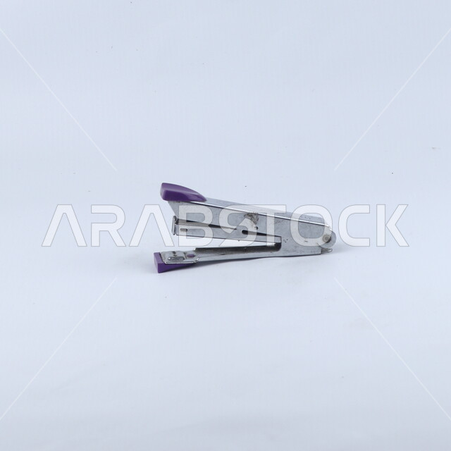 دباسة ورق مصنوعه من الحديد, قرطاسيه, أدوات مكتبيه, خلفيه بيضاء