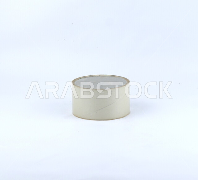 لفافه من اللاصق, رول لصق وتثبيت الأشياء, لاصق متعدد الإستخدامات, قرطاسيه, أدوات مكتبيه, خلفيه بيضاء  