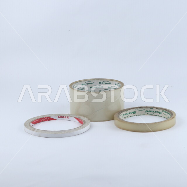 لفافه من اللاصق, رول لصق وتثبيت الأشياء, لاصق متعدد الإستخدامات, قرطاسيه, أدوات مكتبيه, خلفيه بيضاء  