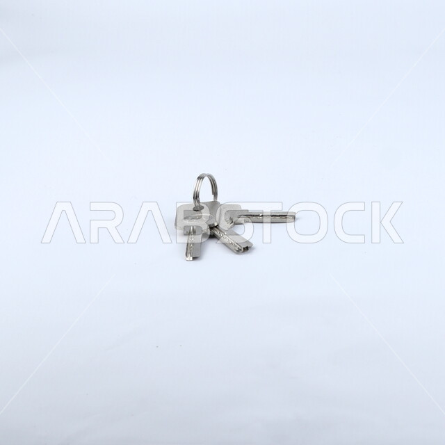 صورة مقربة لمجموعة من المفاتيح ، مفاتيح معدنية ,قفل الابواب, خلفيه بيضاء