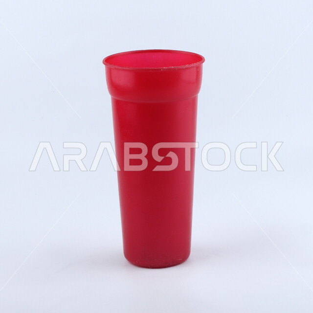 كاس أحمر من البلاستيك, كأس بلاستيكي, كوب للمشروبات البارده, أدوات المائده, خلفيه بيضاء