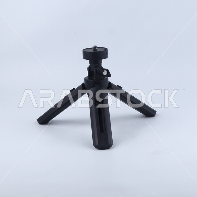 حامل ثلاثي الأرجل للكاميرا, حامل كاميرا أسود اللون, التصوير الفوتوجرافي, خلفيه بيضاء