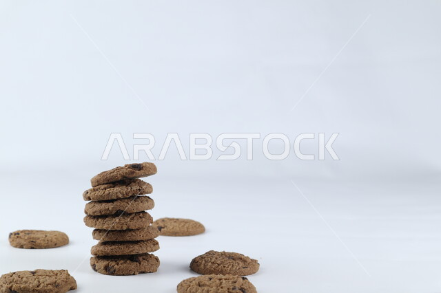 مجموعه من رقائق البسكويت بالشوكولاته ، رقاقات البسكويت الهشة ، كوكيز ، بسكويت الشوكولاتة ، حلويات مخبوزة طازجة, خلفيه بيضاء