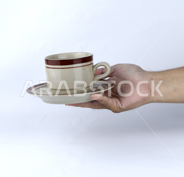 صوره مقربه ليد تحمل فنجان قهوه , فنجان من السيراميك, أواني المائده, كوب شاي, فنجان للمشروبات الساخنه, خلفيه بيضاء