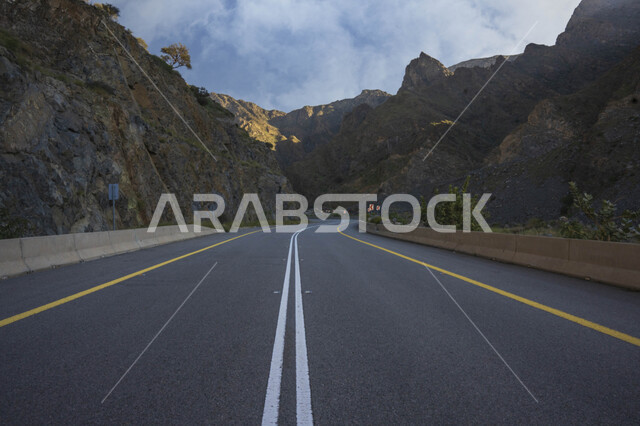 طريق اسفلتي بين جبال في المملكة العربية السعودية ، طرق وشوارع السعودية ، مناطق جبلية في السعودية