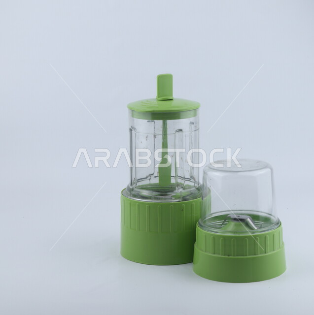 خلاط أخضر معزول على خلفية بيضاء ، أجهزة كهرومنزلية