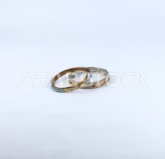 سوار ذهبي معزول على خلفية بيضاء ، إكسسوارات نسائية ، غوايش 